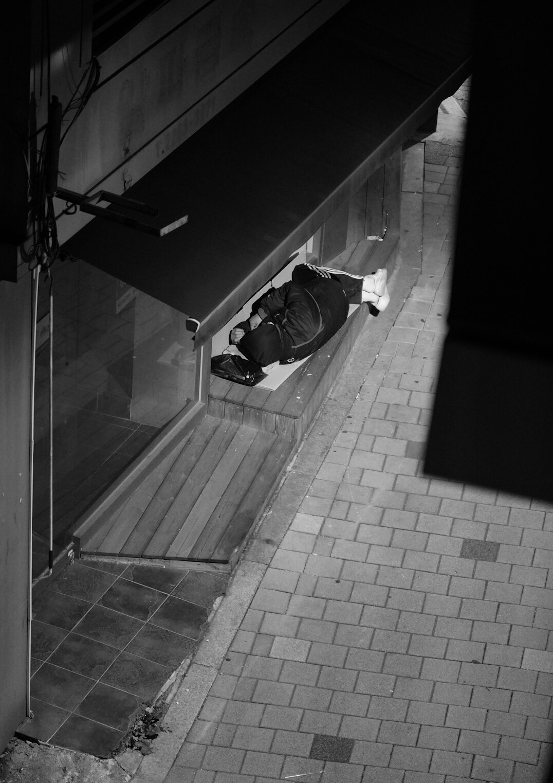 store detective catching thief
